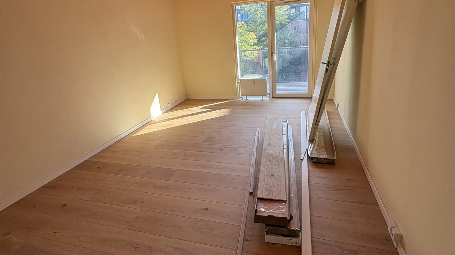Lejlighed under renovering med nyt trægulv og materialer